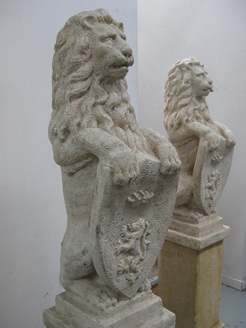 PLINTH, Lion w Shield - Faux Stone 1.4m High